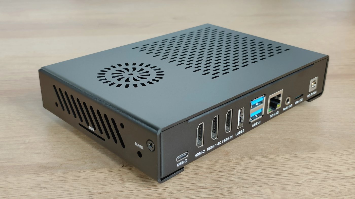 CM3588 NAS Kit в штатном корпусе: 165 × 120 × 30 мм — как небольшая книга. Размеры замерены нами, не из каталога