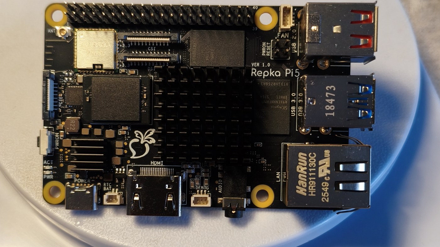 Repka Pi 5 (VER 1.0) на весах нашей лаборатории: 58 граммов вместе со штатным радиатором — взвешено нами, не из каталога